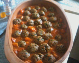 Тефтели в томатном соусе с яйцами