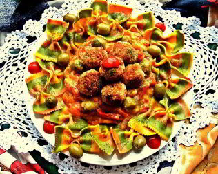 Тефтельки с трехцветной пастой и овощной подливой