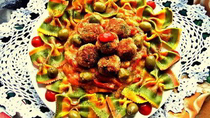 Тефтельки с трехцветной пастой и овощной подливой