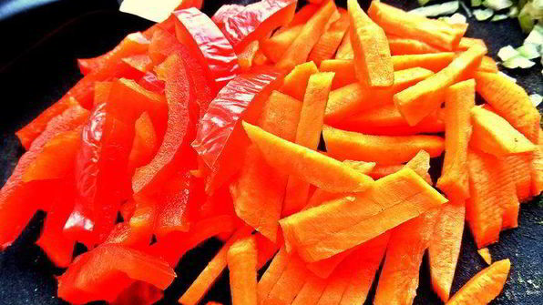 тефтельки с трехцветной пастой и овощной подливой