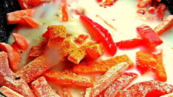 тефтельки с трехцветной пастой и овощной подливой