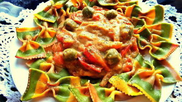 тефтельки с трехцветной пастой и овощной подливой