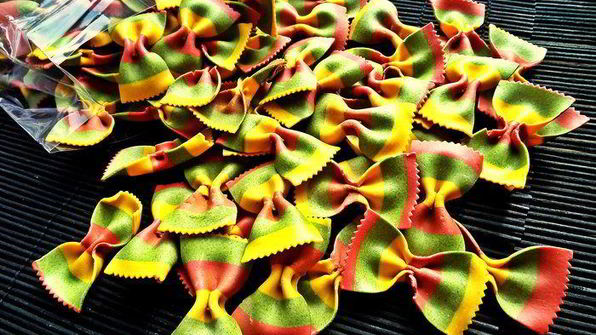 тефтельки с трехцветной пастой и овощной подливой