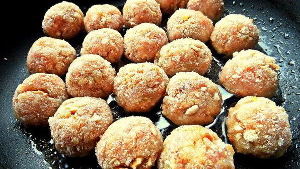 тефтельки с трехцветной пастой и овощной подливой