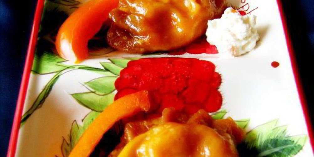 Рецепт красных паровых вареников с творогом и паприкой