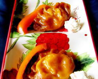 Красные паровые вареники с творогом и паприкой