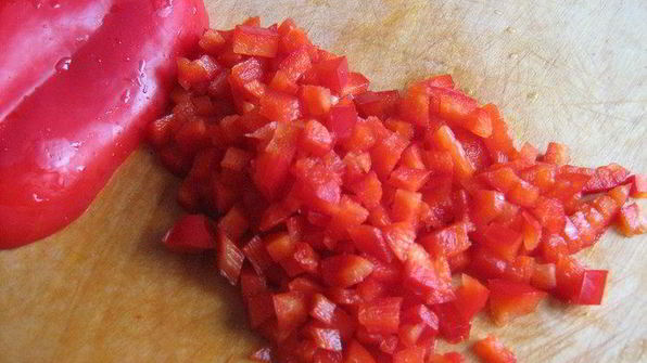 красные паровые вареники с творогом и паприкой