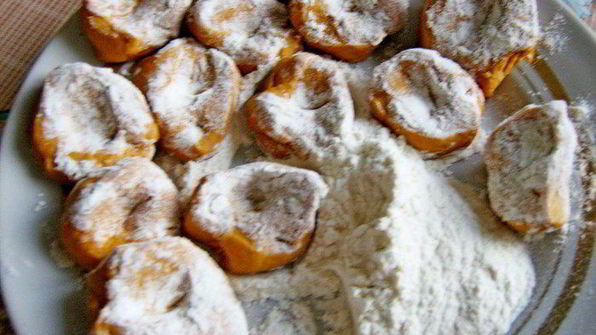 красные паровые вареники с творогом и паприкой