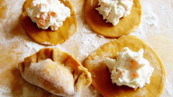 красные паровые вареники с творогом и паприкой