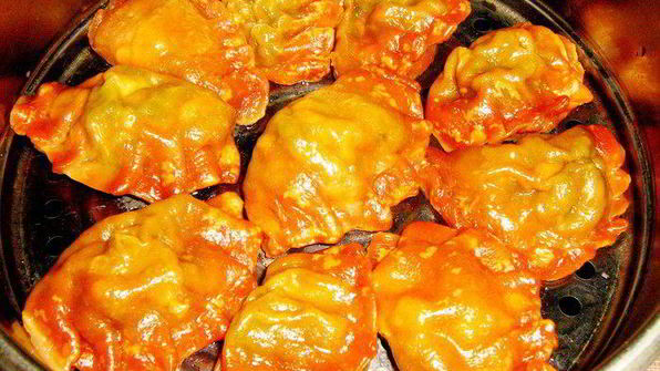 красные паровые вареники с творогом и паприкой