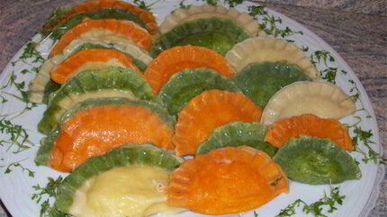 Цветные вареники с семгой