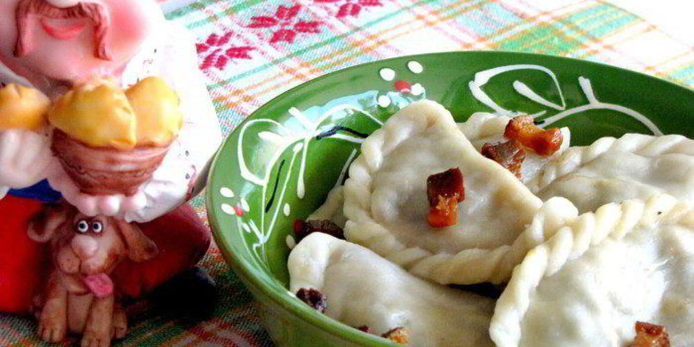 Рецепт вареников с капустой, грибами и шкварками