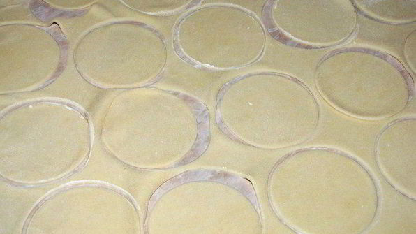 вареники с капустой, грибами и шкварками