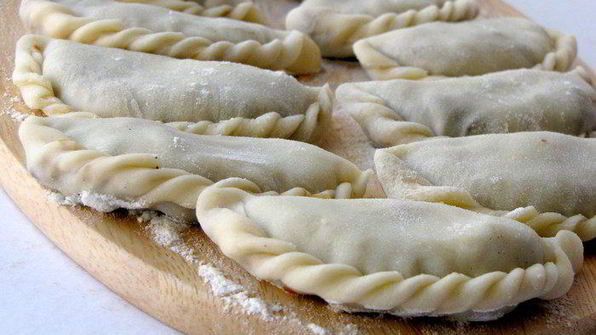 вареники с капустой, грибами и шкварками