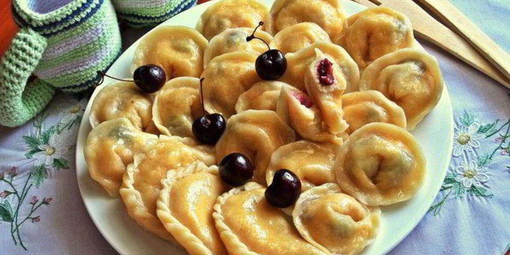 Рецепт вареников с творогом и черешней