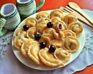 Вареники с творогом и черешней
