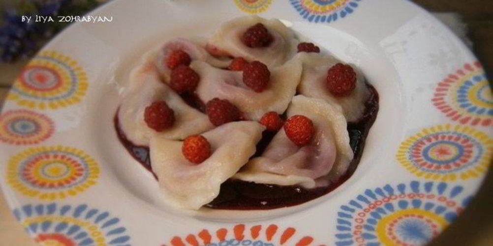 Рецепт вареников с вишней и ягодным соусом