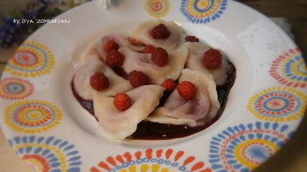 Вареники с вишней и ягодным соусом