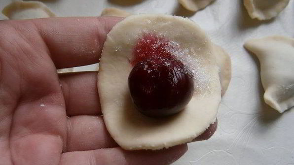 вареники с вишней и ягодным соусом