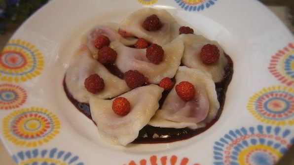 вареники с вишней и ягодным соусом