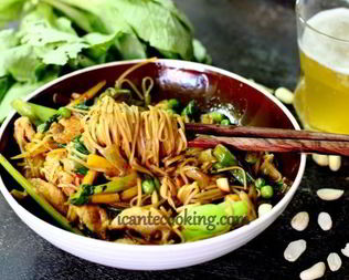 Яичная китайская лапша вок с курицей