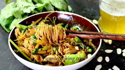 Яичная китайская лапша вок с курицей