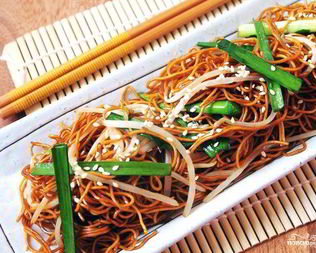 Яичная лапша с соевым соусом