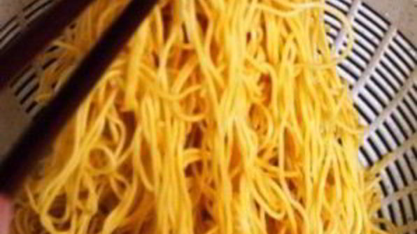 яичная лапша с соевым соусом