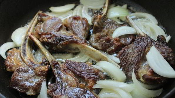 жаркое из баранины с молодой фасолью в тминном соусе