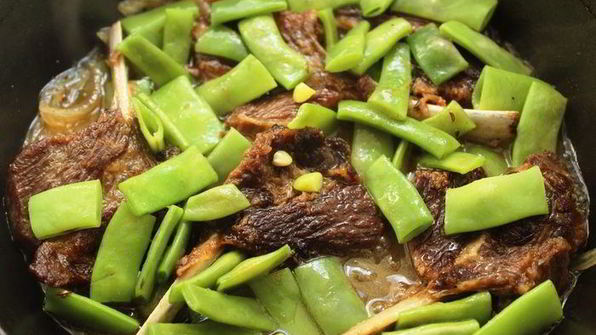 жаркое из баранины с молодой фасолью в тминном соусе