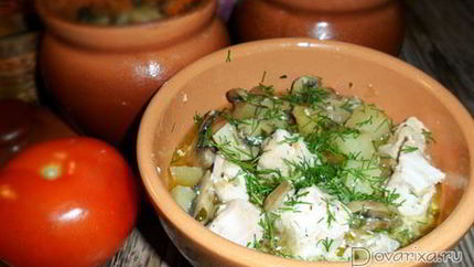 Жаркое из курицы с грибами и картофелем в горшочках