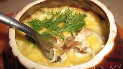 Жаркое из курицы с грибами в горшочках