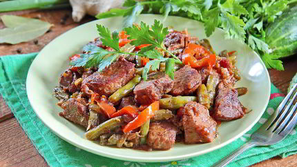 Жаркое из свинины и зеленой фасоли