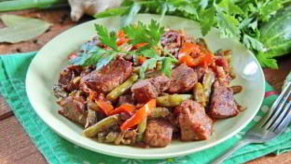 жаркое из свинины и зеленой фасоли