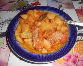 Жаркое из свиных ребрышек с картошкой в горшочках