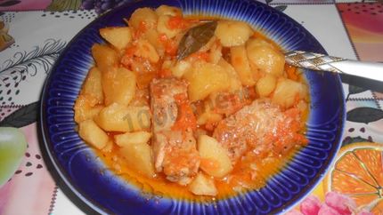 Жаркое из свиных ребрышек с картошкой в горшочках