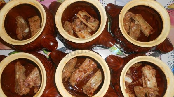 жаркое из свиных ребрышек с картошкой в горшочках
