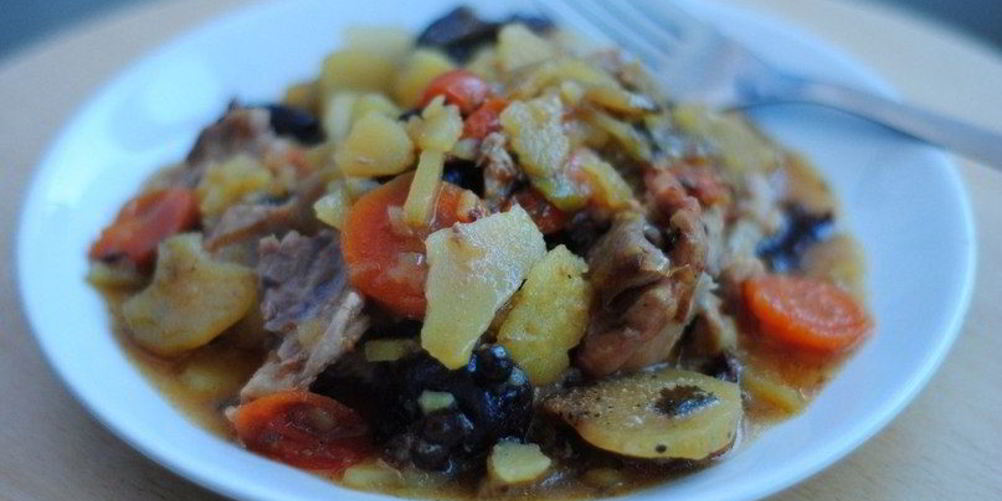 Рецепт жаркого в горшочке из курицы с черносливом