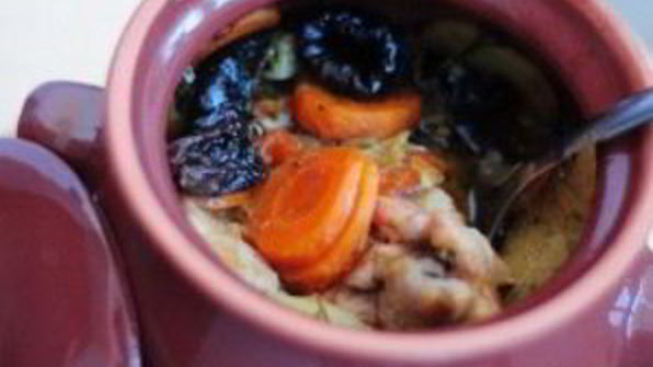 жаркое в горшочке из курицы с черносливом