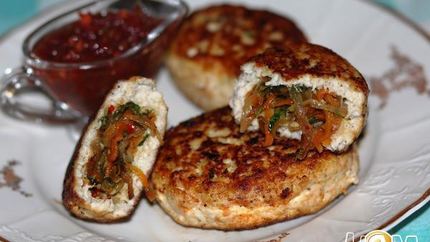 Куриные зразы с морковью и луком