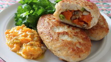 Куриные зразы с тыквой, грибами и соусом