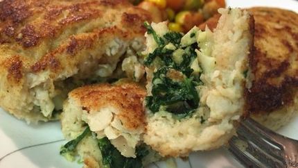 Куриные зразы со шпинатом и яйцом