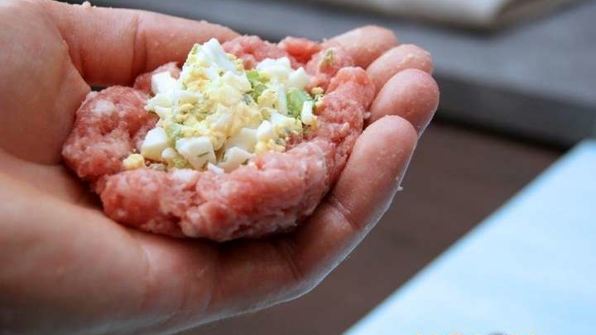 мясные зразы с яйцом и луком