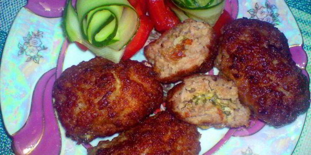 Рецепт мясных зраз с зеленью, чесноком и сыром