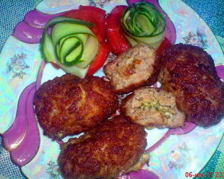 Мясные зразы с зеленью, чесноком и сыром