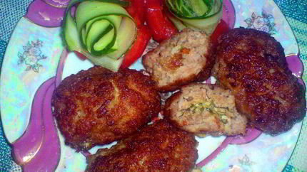 Мясные зразы с зеленью, чесноком и сыром