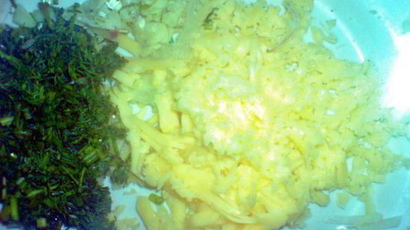 мясные зразы с зеленью, чесноком и сыром