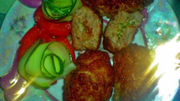 мясные зразы с зеленью, чесноком и сыром