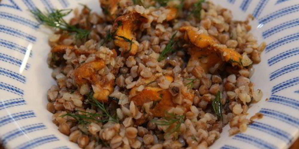 Рецепт гречки с грибами, луком и укропом