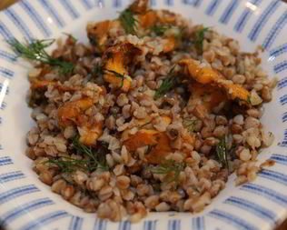 Гречка с грибами, луком и укропом